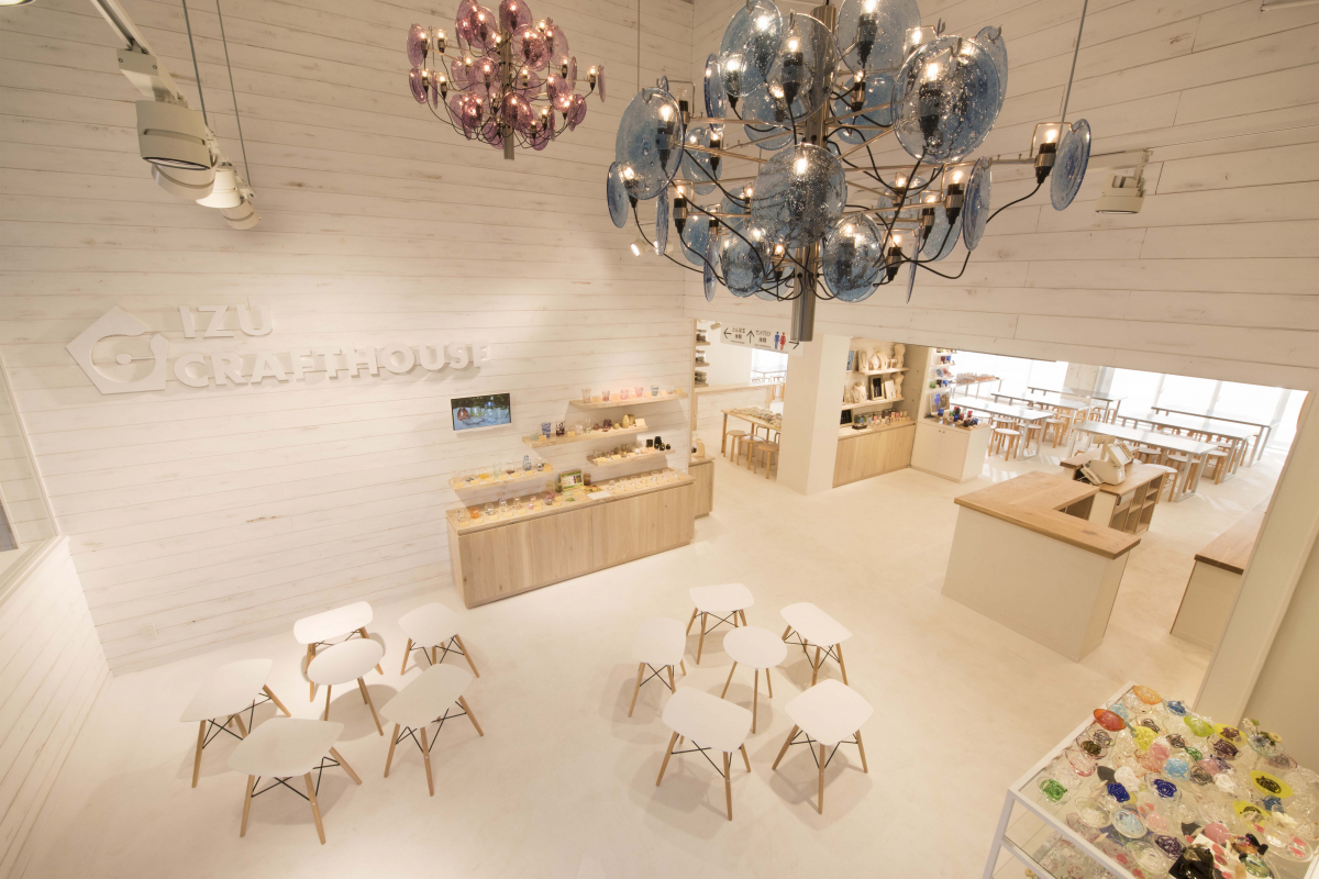 Experience glass art making in Izu Kogen – perfect for families, couples, and first-timers!